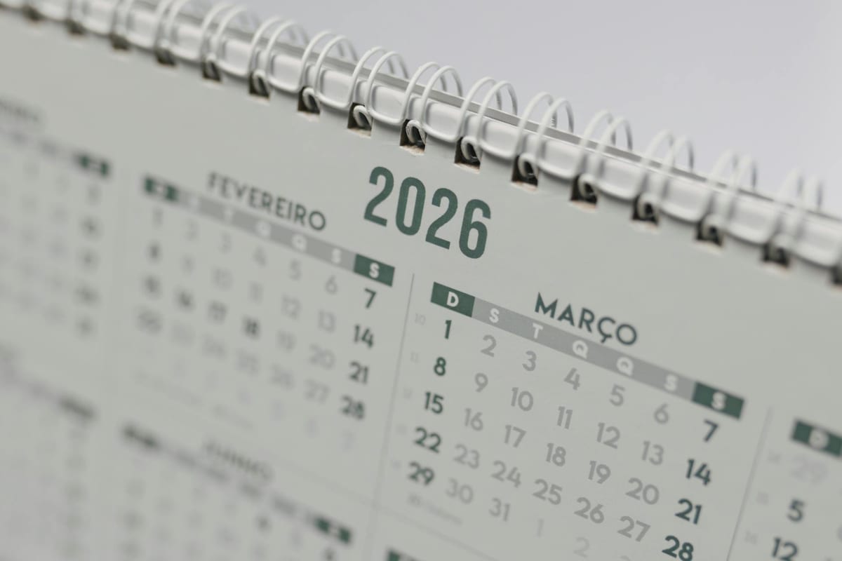 Calendario de escritorio en espiral mostrando el año 2026 en primer plano.